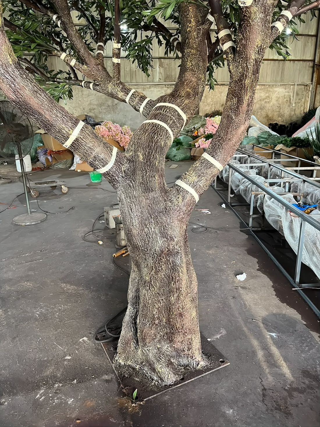 手工处理的玻璃钢树皮纹理，逐棵上色