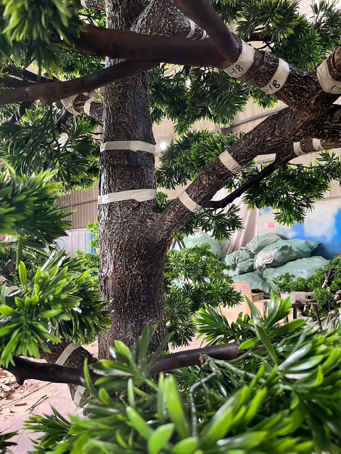 18 号质检标签的松树干：装叶前核验纹理与上色