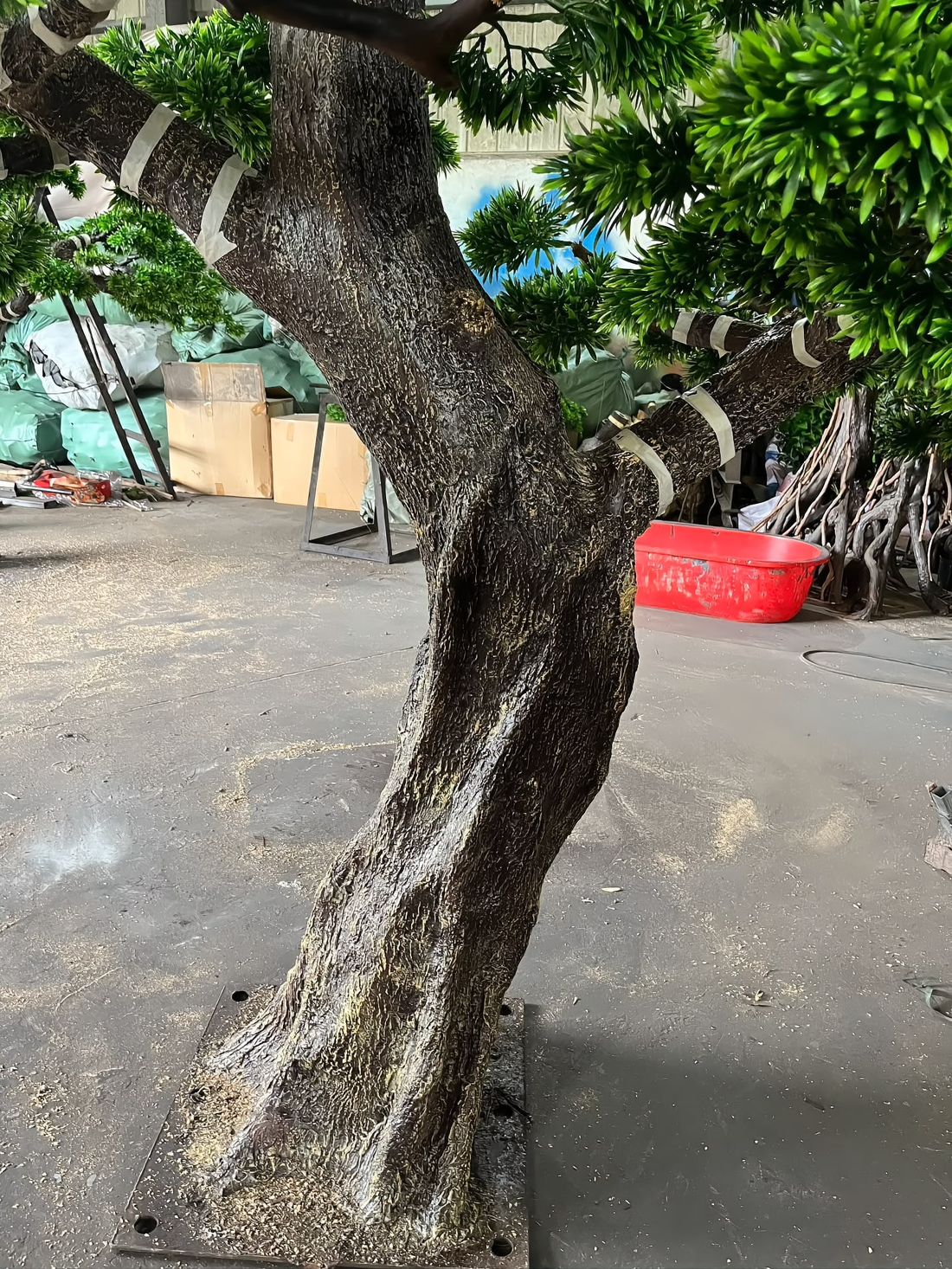 造型树干细节：S 形手工塑形，再上纹理与颜色