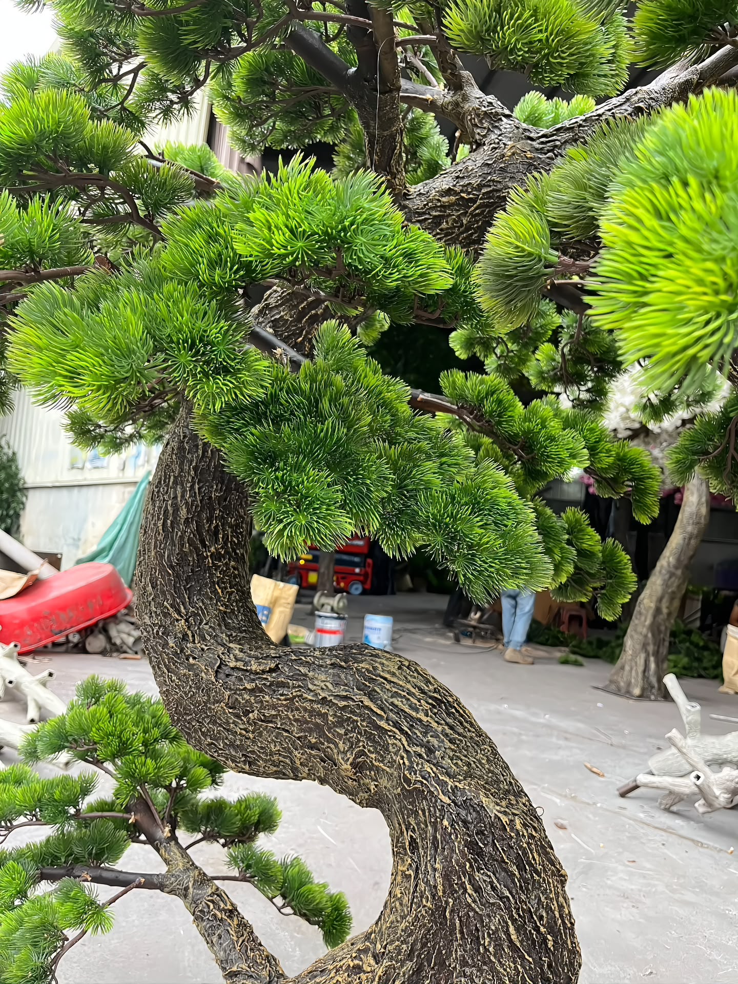 弯干与针叶层近景：S 形树干在钢芯上手工塑形