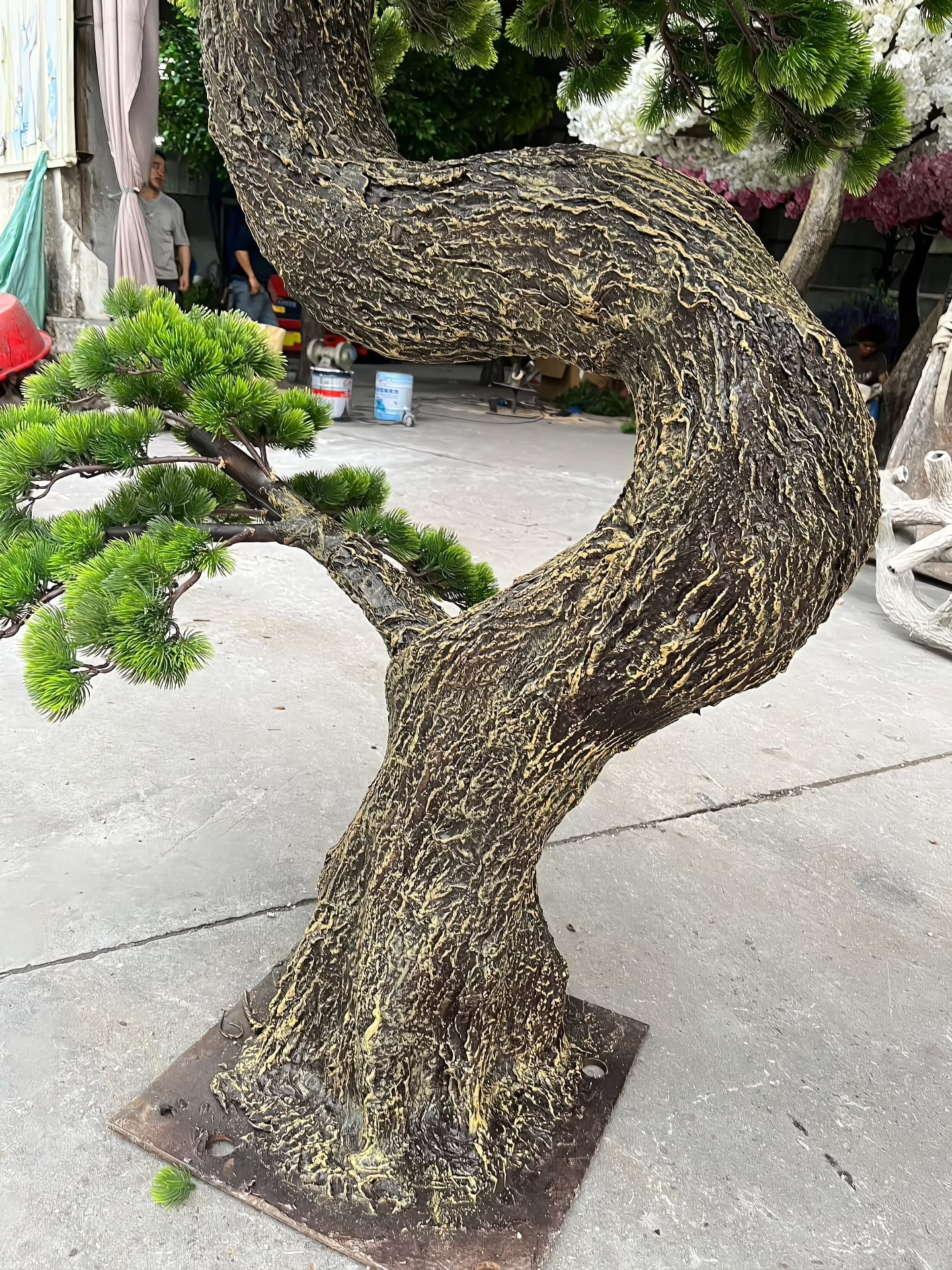 树皮纹理细节：手工雕刻上色，树干立于螺栓底板